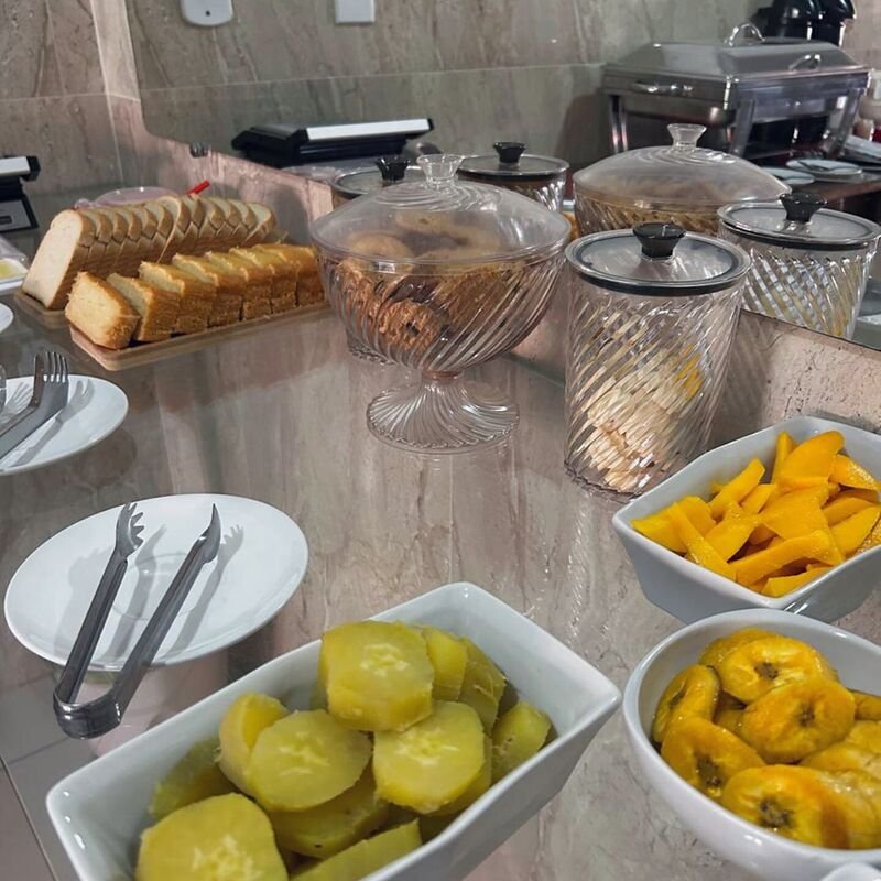 Frutas e raízes cozidas no buffet.
